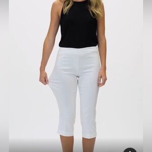 L Queen Pull On Capri with Pockets Elastic Waistband Side Splits Stretchy Fabric